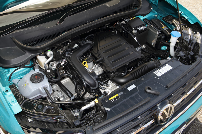 日本に導入されたT-Crossのパワートレーンは、最高出力85kW（116PS）/5000-5500rpm、最大トルク200Nm（20.4kgfm）/2000-3500rpmを発生する直列3気筒DOHC 1.0リッターターボエンジン。WLTCモード燃費は16.9km/L