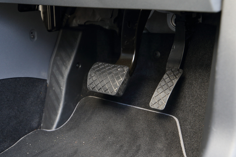 室内は高い着座位置によって前方視界がよく視認性が高い仕様。用途に合わせて車内のレイアウトを変化させることも可能で、リアシートは最大14cmの前後スライドができるほか背もたれは60：40分割可倒式とし、乗員数や荷物に合わせて空間を柔軟にアレンジできる