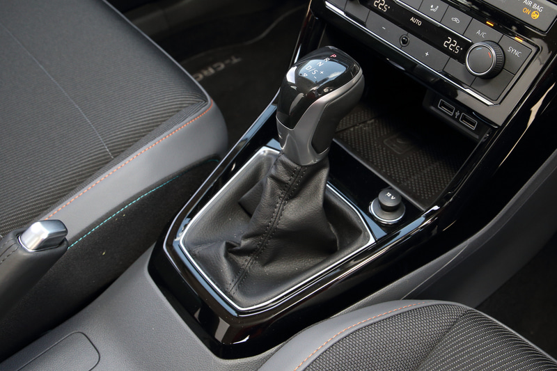 T-Cross TSI 1stとT-Cross TSI 1st Plusではナビゲーション機能やオーディオシステムに加え、コネクテッドカーとしての機能を有する純正インフォテイメントシステム“Discover Pro”、スマートエントリー＆スタートシステム“Keyless Access”、ケーブルに接続せずにスマートフォンを充電できるスマートフォンワイヤレスチャージングなどを特別装備