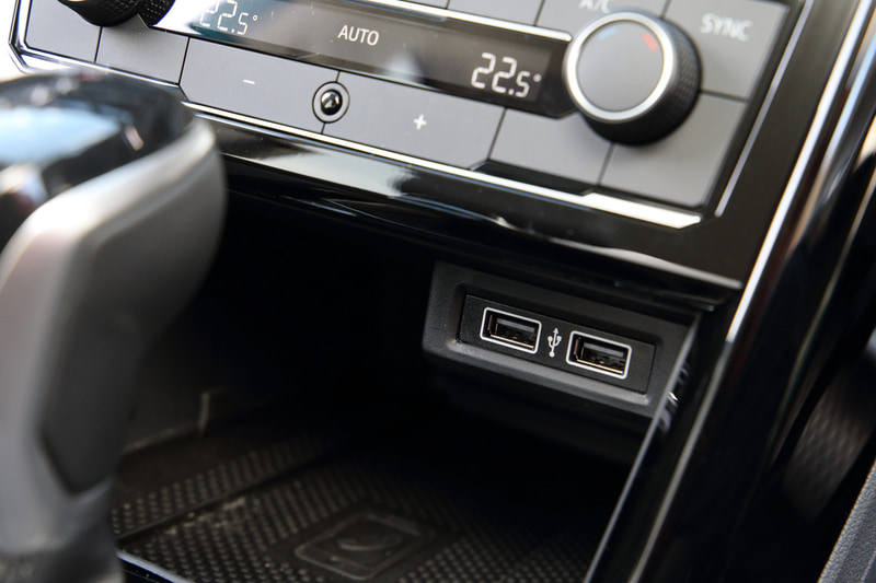 T-Cross TSI 1stとT-Cross TSI 1st Plusではナビゲーション機能やオーディオシステムに加え、コネクテッドカーとしての機能を有する純正インフォテイメントシステム“Discover Pro”、スマートエントリー＆スタートシステム“Keyless Access”、ケーブルに接続せずにスマートフォンを充電できるスマートフォンワイヤレスチャージングなどを特別装備