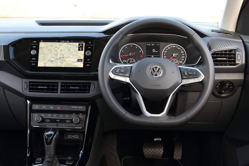 室内は高い着座位置によって前方視界がよく視認性が高い仕様。用途に合わせて車内のレイアウトを変化させることも可能で、リアシートは最大14cmの前後スライドができるほか背もたれは60：40分割可倒式とし、乗員数や荷物に合わせて空間を柔軟にアレンジできる