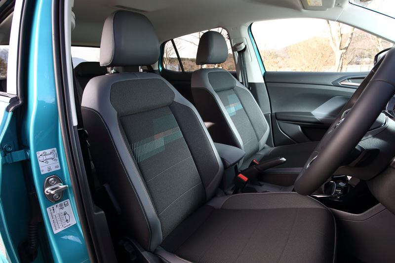 T-Cross TSI 1stとT-Cross TSI 1st Plusではナビゲーション機能やオーディオシステムに加え、コネクテッドカーとしての機能を有する純正インフォテイメントシステム“Discover Pro”、スマートエントリー＆スタートシステム“Keyless Access”、ケーブルに接続せずにスマートフォンを充電できるスマートフォンワイヤレスチャージングなどを特別装備