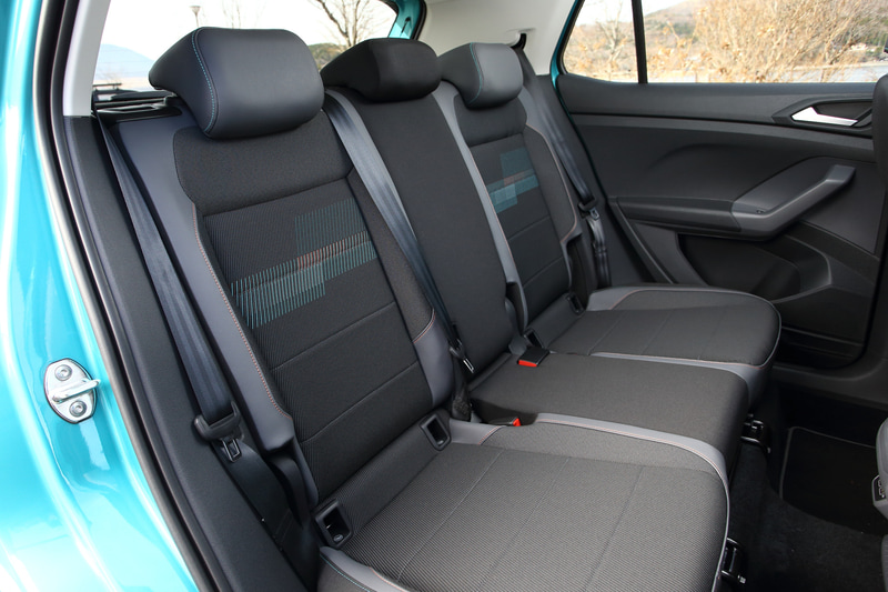 T-Cross TSI 1stとT-Cross TSI 1st Plusではナビゲーション機能やオーディオシステムに加え、コネクテッドカーとしての機能を有する純正インフォテイメントシステム“Discover Pro”、スマートエントリー＆スタートシステム“Keyless Access”、ケーブルに接続せずにスマートフォンを充電できるスマートフォンワイヤレスチャージングなどを特別装備