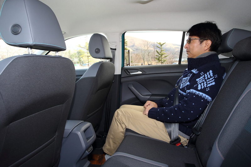 身長170cmの筆者が適正なドライビングポジションを取った状態で後席に座ったところ。写真左はスライド機能付きの後席を一番後ろにしたところ、右は一番前にしたところ
