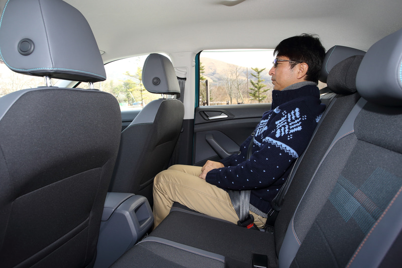 身長170cmの筆者が適正なドライビングポジションを取った状態で後席に座ったところ。写真左はスライド機能付きの後席を一番後ろにしたところ、右は一番前にしたところ