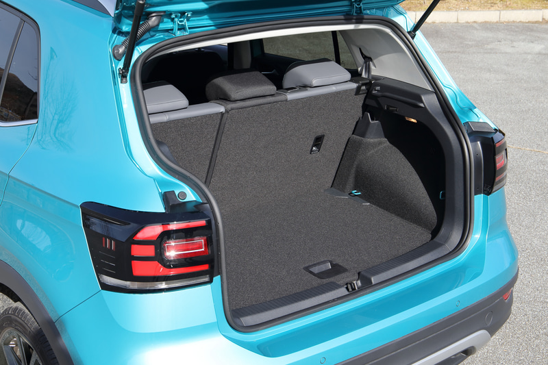 後席スライドを前後させたところをラゲッジスペースから