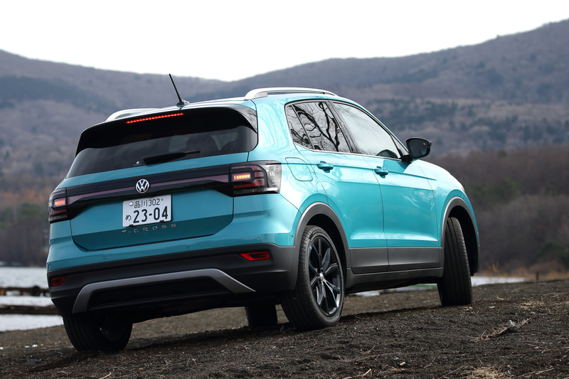 2019年11月に受注を開始した、フォルクスワーゲンの現行SUVシリーズの中で最も小さなコンパクトSUV「T-Cross」。試乗車は導入記念特別仕様の「T-Cross TSI 1st Plus（ファーストプラス）」で、価格は335万9000円
