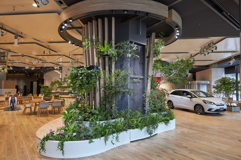 メインエントランスに設置された「ワイガヤの木」。ホンダの事業所がある世界各国の植栽を用いた