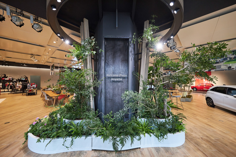 メインエントランスに設置された「ワイガヤの木」。ホンダの事業所がある世界各国の植栽を用いた