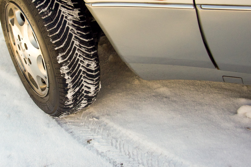 雪面に残るクロスクライメートのV字ブロックパターン