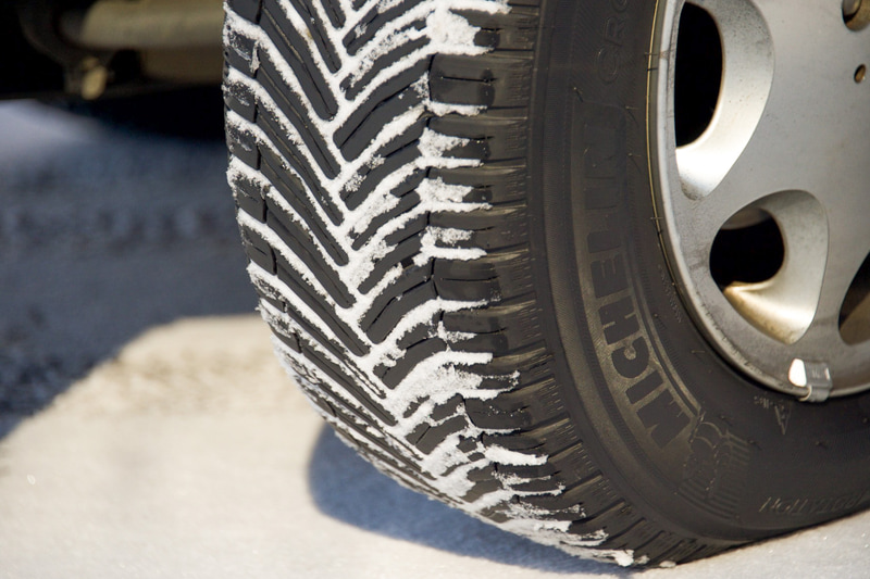 雪面に残るクロスクライメートのV字ブロックパターン