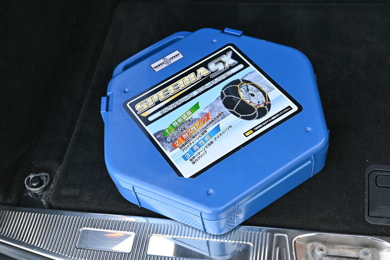 ラゲッジに積んだ亀甲型チェーン