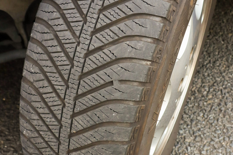 残り溝が50％であることを表すサインが現れたグッドイヤー製のオールシーズンタイヤ ベクター4シーズンズ ハイブリッド