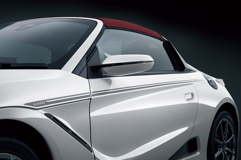 グレーのラインとS660の車名ロゴを組み合わせた「デカール（ボディサイド）」（1万6500円）