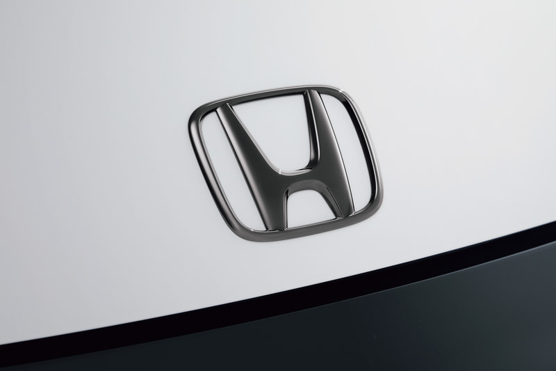 ブラッククローム調の「ブラックエンブレム」（1万1000円）は車両前後のHマークと車名エンブレムの3点セット