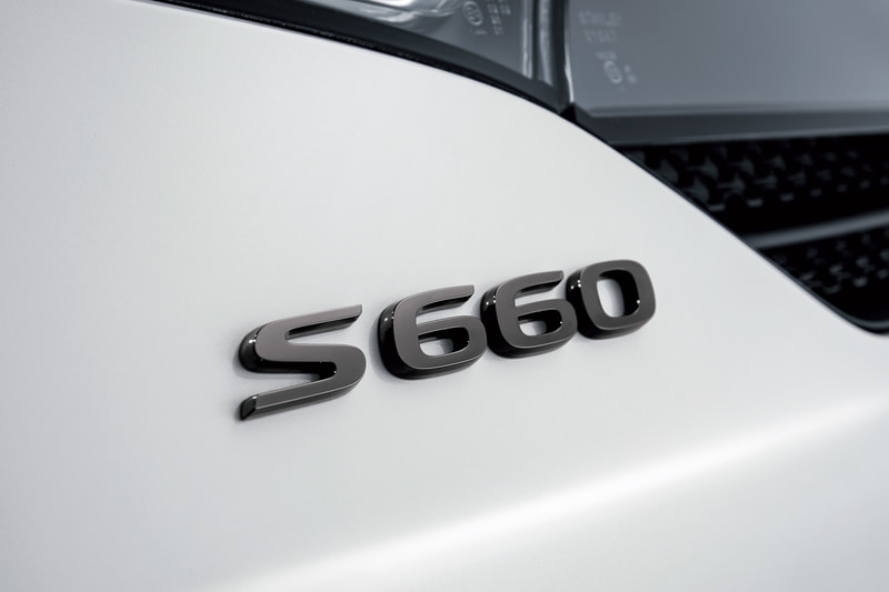 ブラッククローム調の「ブラックエンブレム」（1万1000円）は車両前後のHマークと車名エンブレムの3点セット