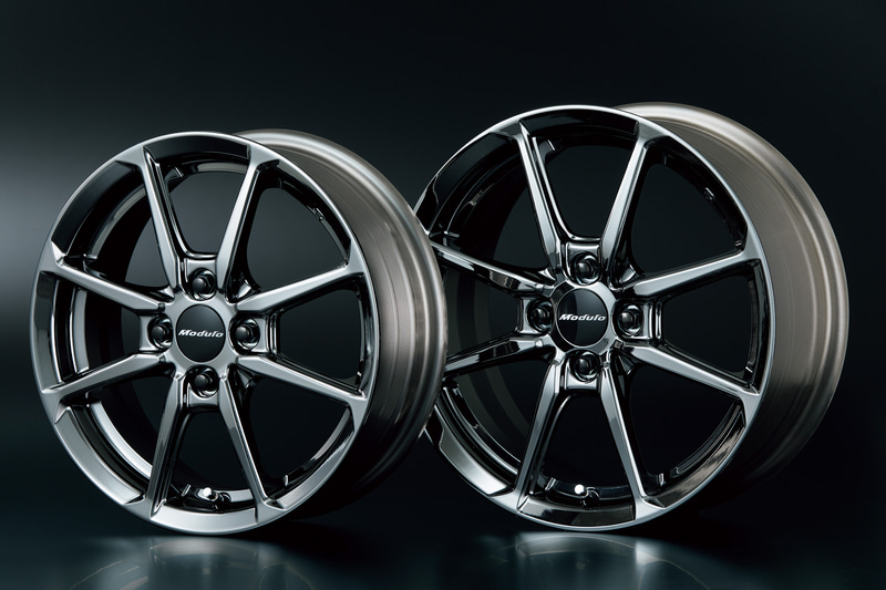 新たにラインアップされたブラックスパッタリング仕上げの「MR-R01」（フロント用3万6300円/本、リア用3万8500円/本）