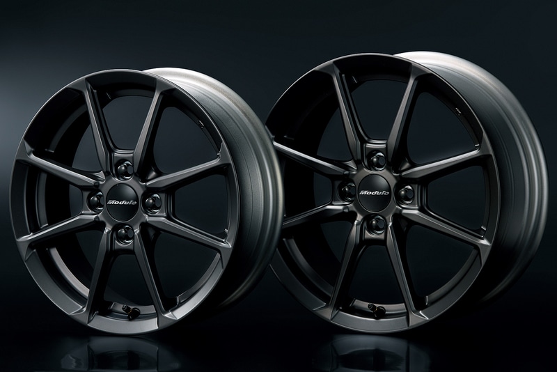 ステルスブラック塗装のMR-R01（フロント用3万1900円/本、リア用3万4100円/本）