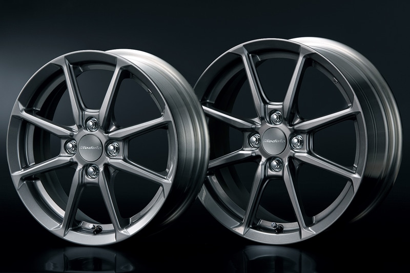 プラウドシルバー塗装のMR-R01（フロント用2万6400円/本、リア用2万8600円/本）