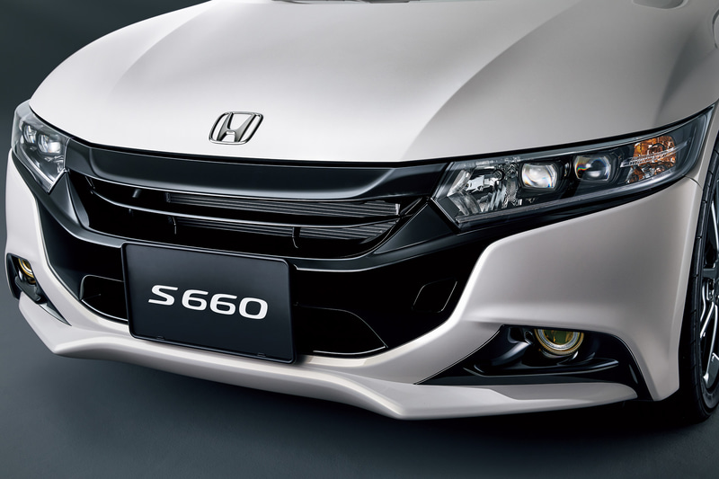 バンパーとグリルが一体になったブラック塗装の「フロントフェイスキット」（11万円。プレミアムスターホワイト・パールは3300円高）