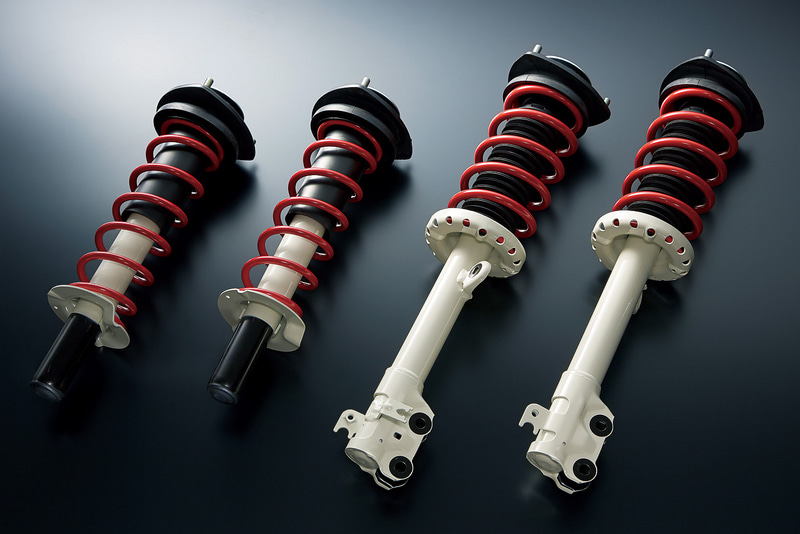 スポーティな走りと上質な乗り心地を両立する「サスペンション」（1台分セット。14万800円）