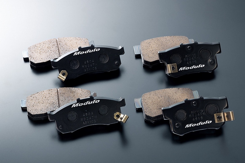 コントロールしやすく耐フェード性も高い「スポーツブレーキパッド」（フロント・リア左右セット。3万8500円）。許容温度は常温域～600℃