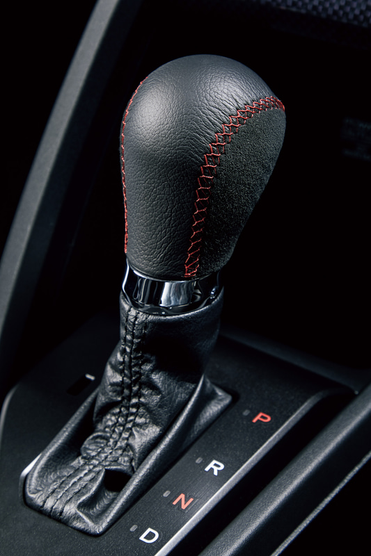 アルカンターラとスムースレザーを組み合わせたCVT車用の「セレクトノブ」（1万3750円）。レッドステッチ（左）とグレーステッチ（右）の2種類がある