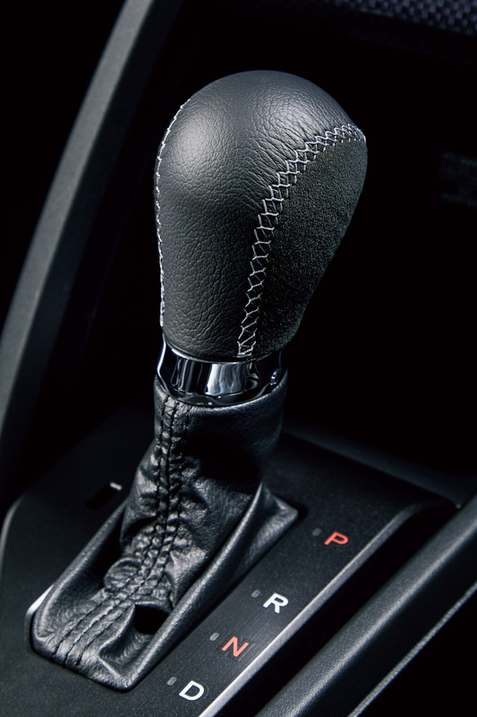 アルカンターラとスムースレザーを組み合わせたCVT車用の「セレクトノブ」（1万3750円）。レッドステッチ（左）とグレーステッチ（右）の2種類がある