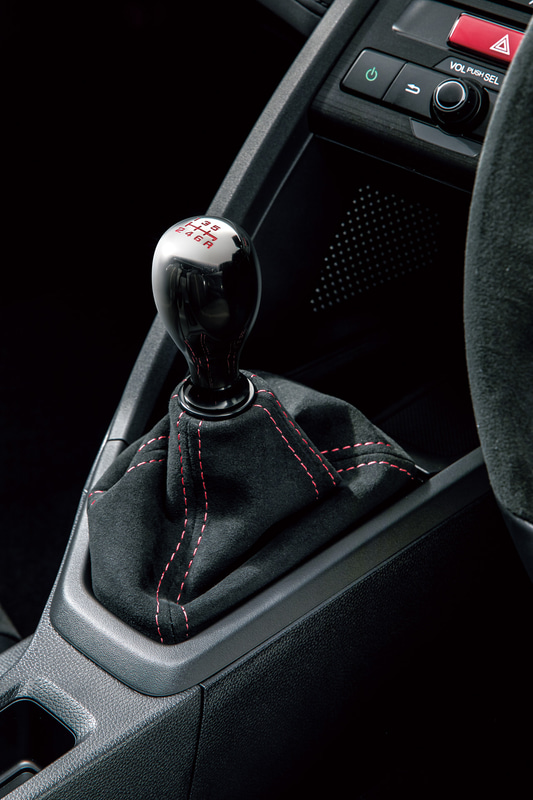 アルカンターラを使った6速MT車用の「シフトブーツ」（1万5840円）。レッドステッチ（左）とグレーステッチ（右）の2種類がある。チタン製の「シフトノブ」（1万8700円）も用意されている