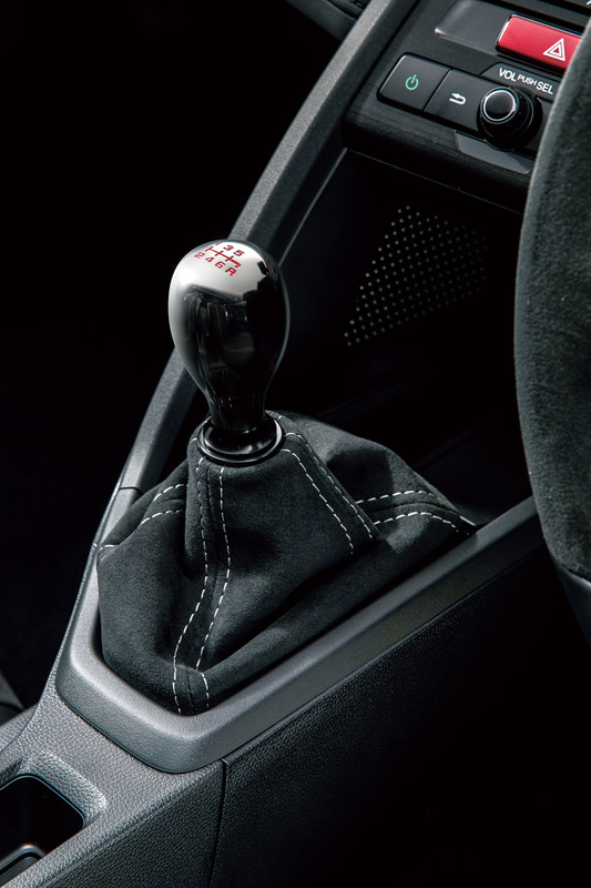 アルカンターラを使った6速MT車用の「シフトブーツ」（1万5840円）。レッドステッチ（左）とグレーステッチ（右）の2種類がある。チタン製の「シフトノブ」（1万8700円）も用意されている