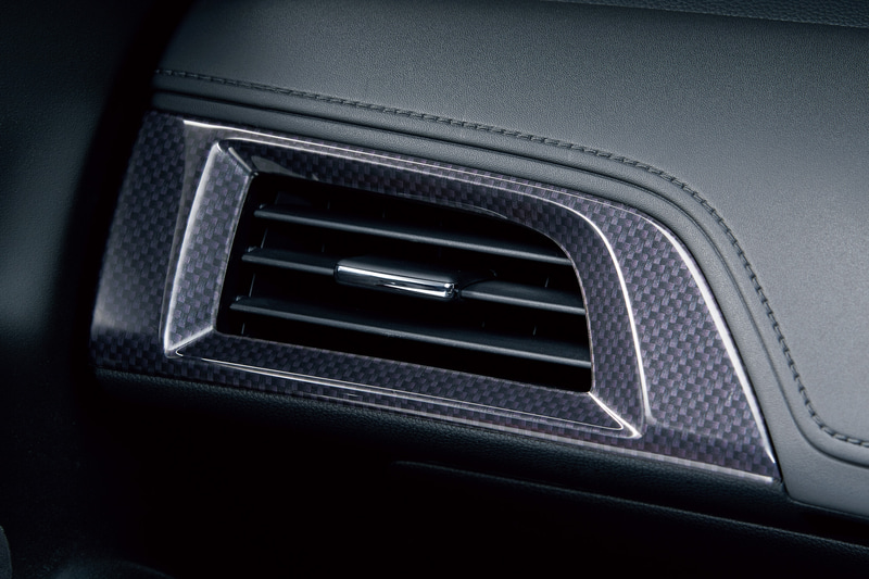 「インテリアパネル」（1万7600円）はメーターバイザー側面や助手席側エアアウトレットパネル、センターコンソールパネルなどをカーボン調に彩るアイテム