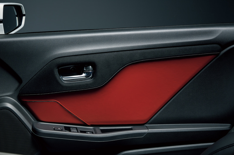 ブラックのラックス スェードとボルドーレッドの合皮を組み合わせ、グレーステッチが施された「ドアライニングパネル」（3万6300円）