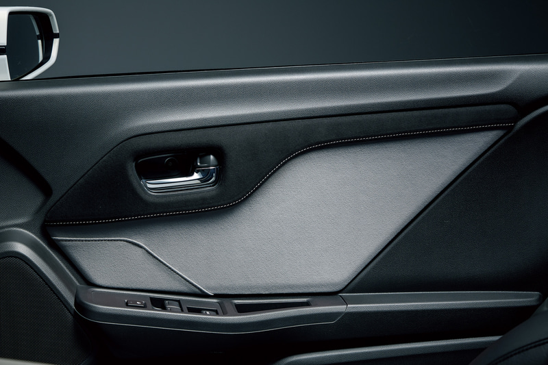 ブラックのラックス スェードとグレーの合皮を組み合わせ、グレーステッチが施された「ドアライニングパネル」（3万5200円）