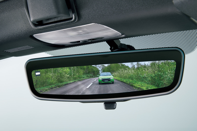 「アドバンスドルームミラー」（7万4800円）はリアを撮影するカメラを小型化。ルームミラーで直接後方確認する「ミラーモード時」（右）の視認性を高めている