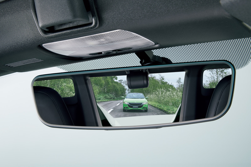 「アドバンスドルームミラー」（7万4800円）はリアを撮影するカメラを小型化。ルームミラーで直接後方確認する「ミラーモード時」（右）の視認性を高めている