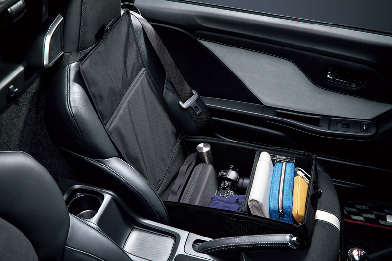 助手席の座面上を荷物置き場として有効活用する「アシスタントボックス」（1万7600円）。リッドには車名ロゴが入る