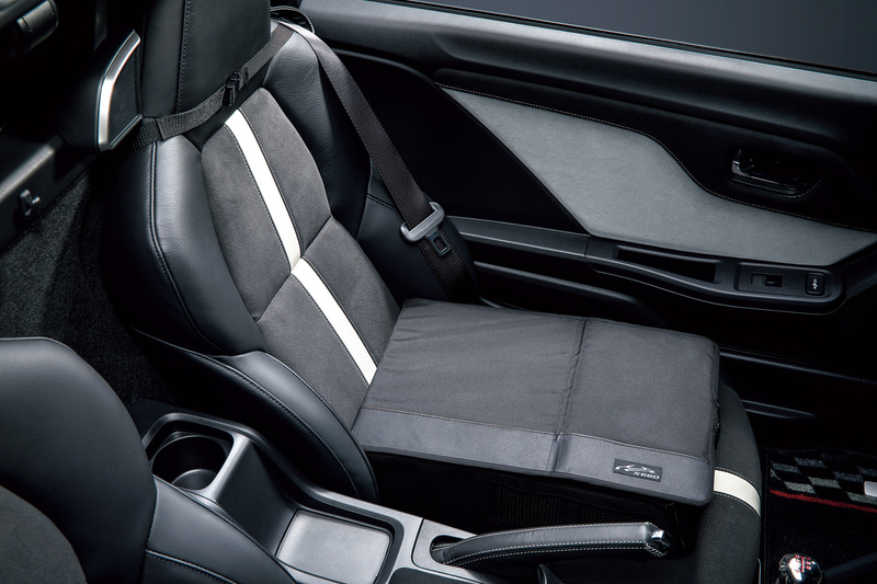 助手席の座面上を荷物置き場として有効活用する「アシスタントボックス」（1万7600円）。リッドには車名ロゴが入る