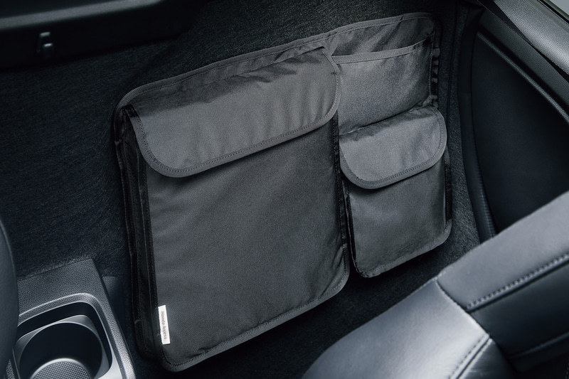 助手席後方に取り付ける「ドキュメントバッグ」（4400円）