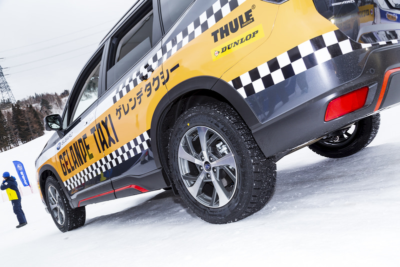 スタート地点は普通の靴だと立っていられないほどツルツル