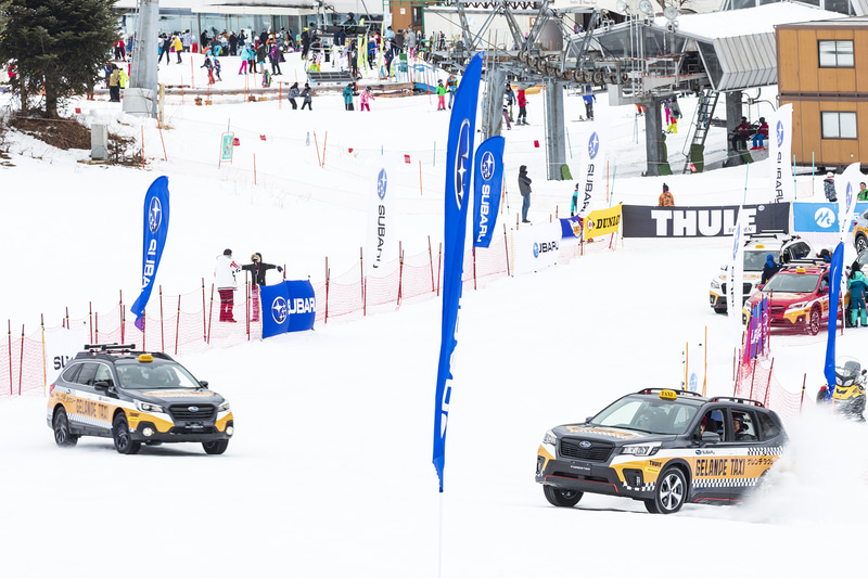 2台が1組でゲレンデを駆け上がっていく