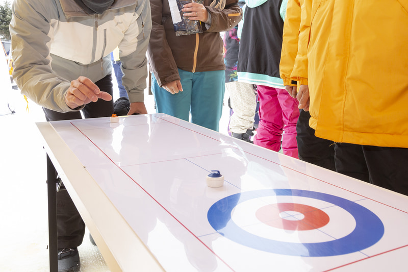 各種ゲームを用意。こちらはミニチュアのカーリング