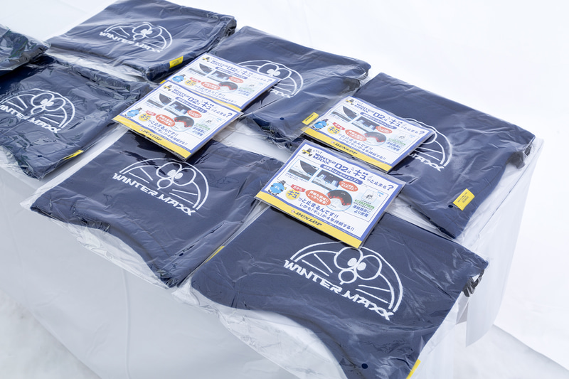 アンケートに答えると「ドラえもん」が描かれたネックウォーマーをプレゼント