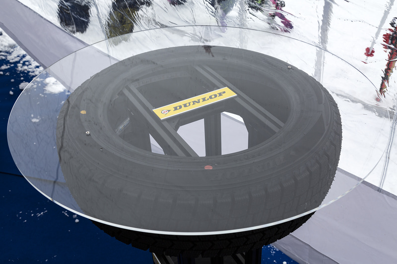 テーブルの台座がスタッドレスタイヤ