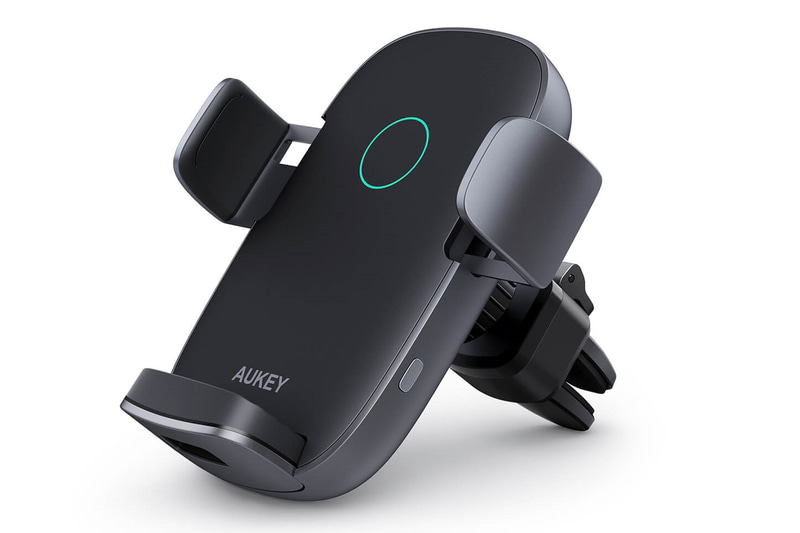 エアコン吹き出し口のフィンをクリップで挟むだけの簡単取り付け。クリップの内側はシリコン素材を採用していて傷が付きにくい