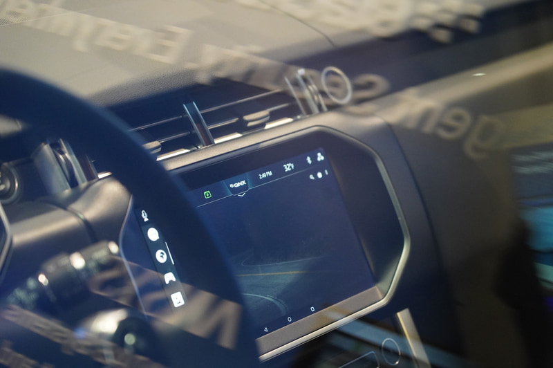 RANGE ROVERに搭載されている車載情報システム。Android OSベースでBlackBerry QNX Hypervisor上で動作している
