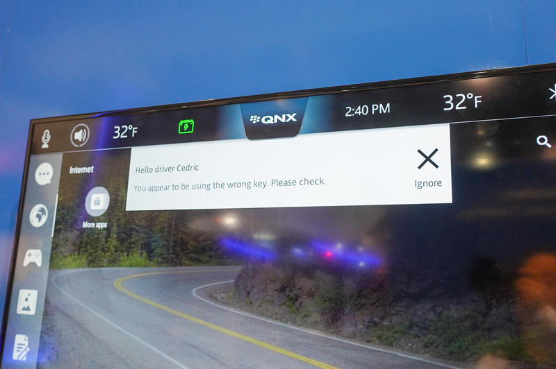 Cylance PERSONAで子供が親のキーを持ち出してクルマに乗ったところを検出しているシーン。ハンドルを動かす癖などからドライバーが誰なのかを判別している。DMS（ドライバー・モニタリング・システム）の実装は、現在自動車メーカーにとっては大きなテーマになっている