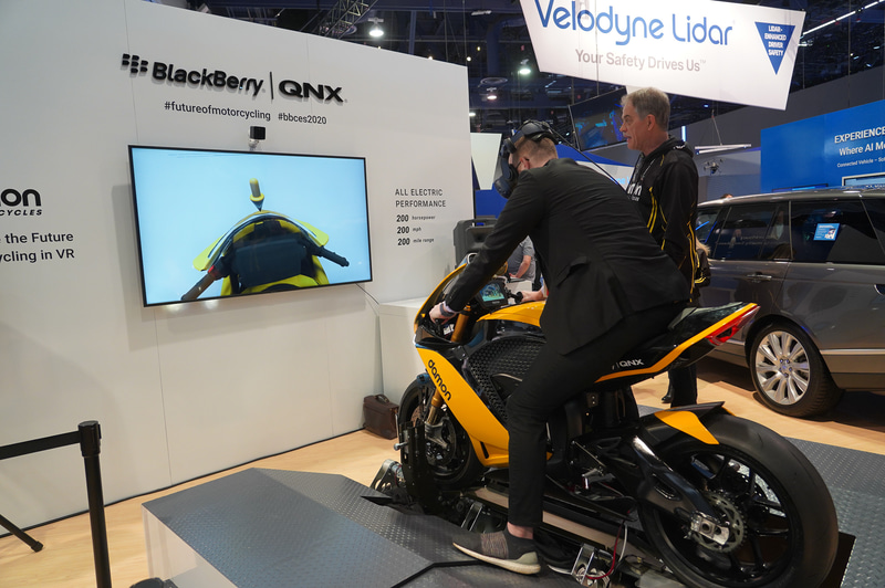 VR HMDを利用した体験コーナー。前方にクルマが見えてくると、ライダーに前方に障害物があることをハンドルを振動させて通知する