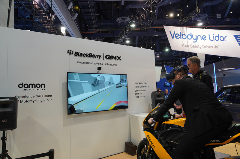 VR HMDを利用した体験コーナー。前方にクルマが見えてくると、ライダーに前方に障害物があることをハンドルを振動させて通知する