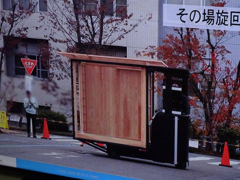 思わず笑ってしまったほど場違いな和室だなと思ったのもつかの間。最先端のものばかりに気をとられていたが、本来はこうした誰もが便利に使えるところにこそ自動化の技術をどんどん採り入れるべきなのかもしれない