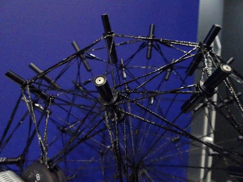 この6角形の面にはカメラとともに96個のマイクが装着されている。これにより音の流れと大きさを可視化することが可能。球体も同じ機能でさらに立体的に可視化するなど高い精度を出すこともできる